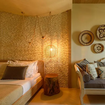 B&B Divelia East