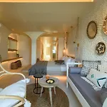Divelia East Bed & Breakfast 4*