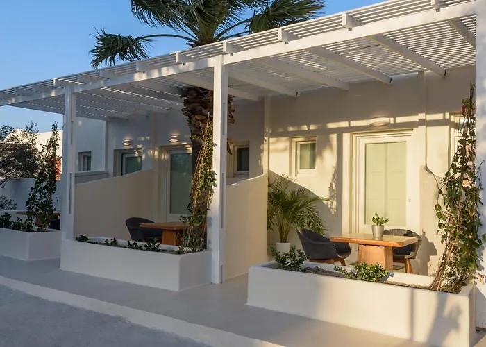 Divelia East Bed & Breakfast 4*